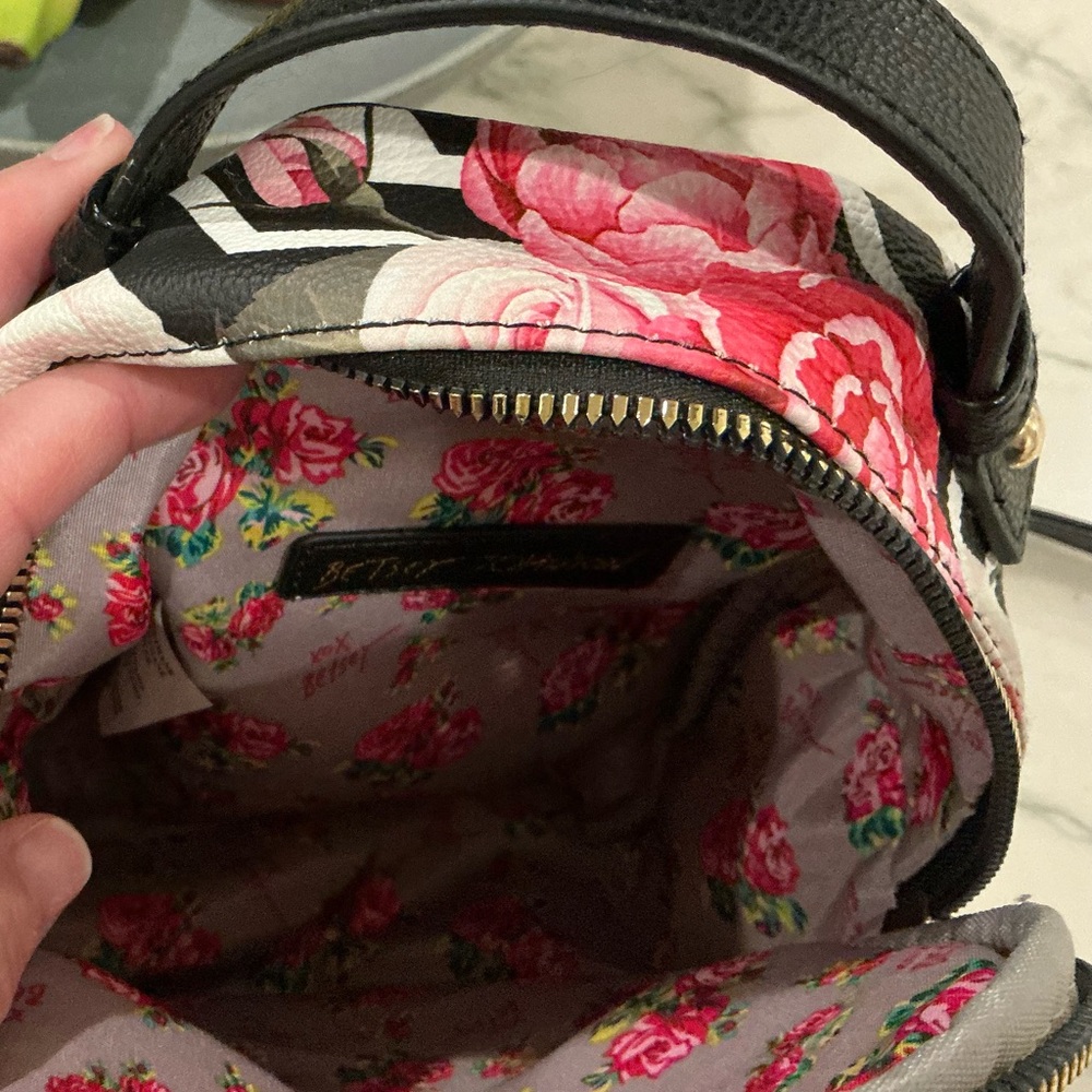 Betsey Johnson Dog Backpack Black Floral BG200BXT NWOT - Picture 4 of 9
